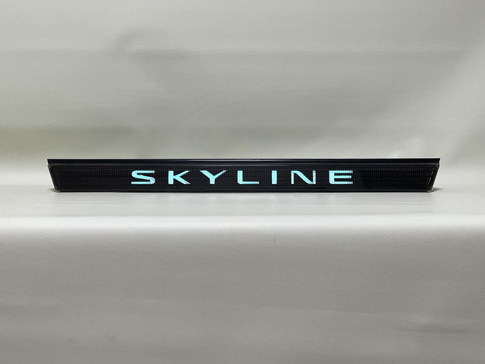 R33スカイライン純正OPの光るELガーニッシュの修理です。